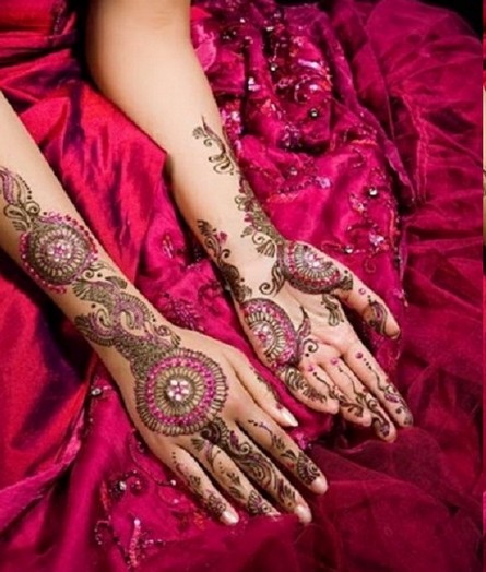 what design you seeing in the image that was design by the best mehndi designer in jhansi city, Vijay Mehndi Art & Permanent Tattoo Art.