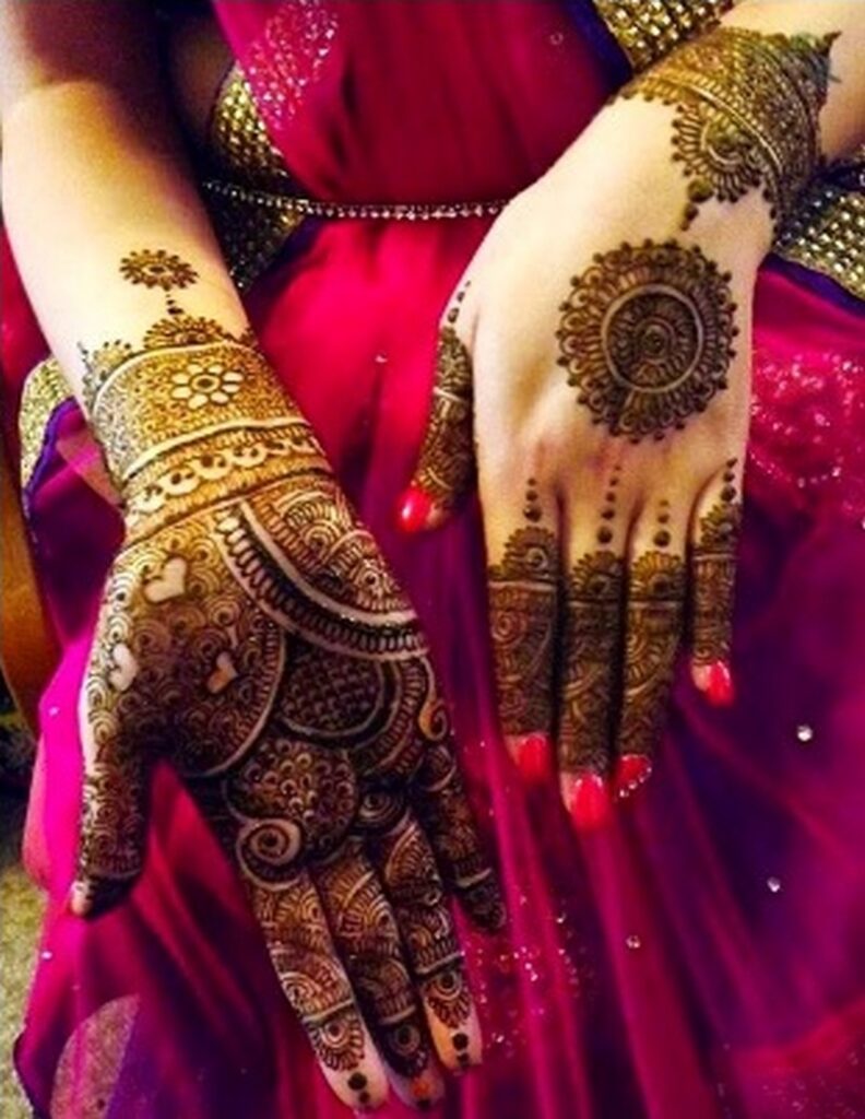 In this image you can see a dulha dulhan mehndi design by one of the best dulha dulhan mehndi designer in jhansi, Vijay Mehndi Art & Permanent Tattoo Art